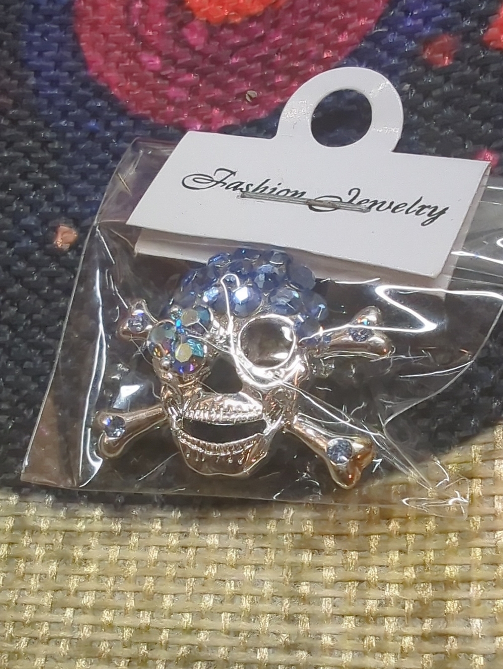Fashion Jewelry Silver Skull-and-Crossbones Hair Clip with Blue Rhinestones